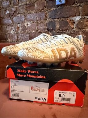 Women’s Athletic Soccer Cleats in White and Gold (LIMITED EDITION)